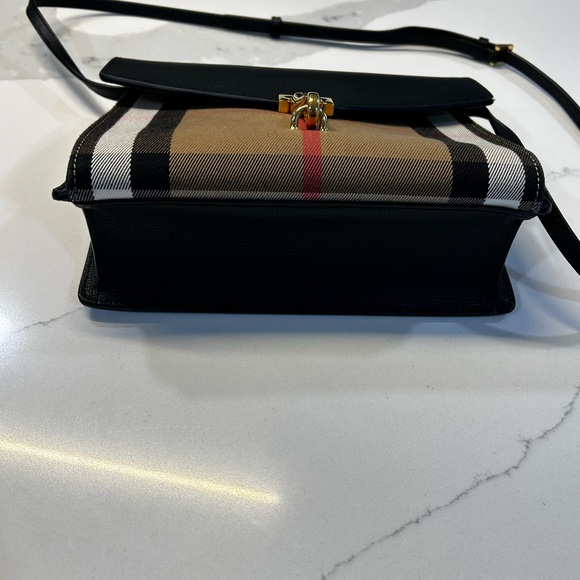 Authentic Burberry Macken Crossbody - Picture 3 of 14